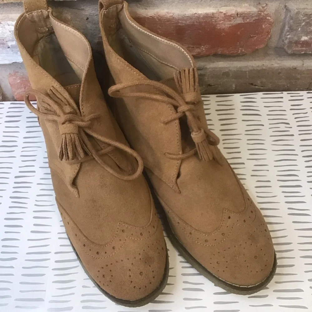 LANDS’ END Women’s Tan Suede Leather Wingtip Tassels Ankle Booties Boots 10